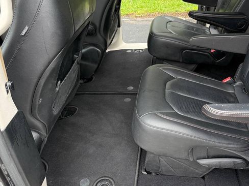 Used 2019 Chrysler Pacifica Touring-L FWD image 13