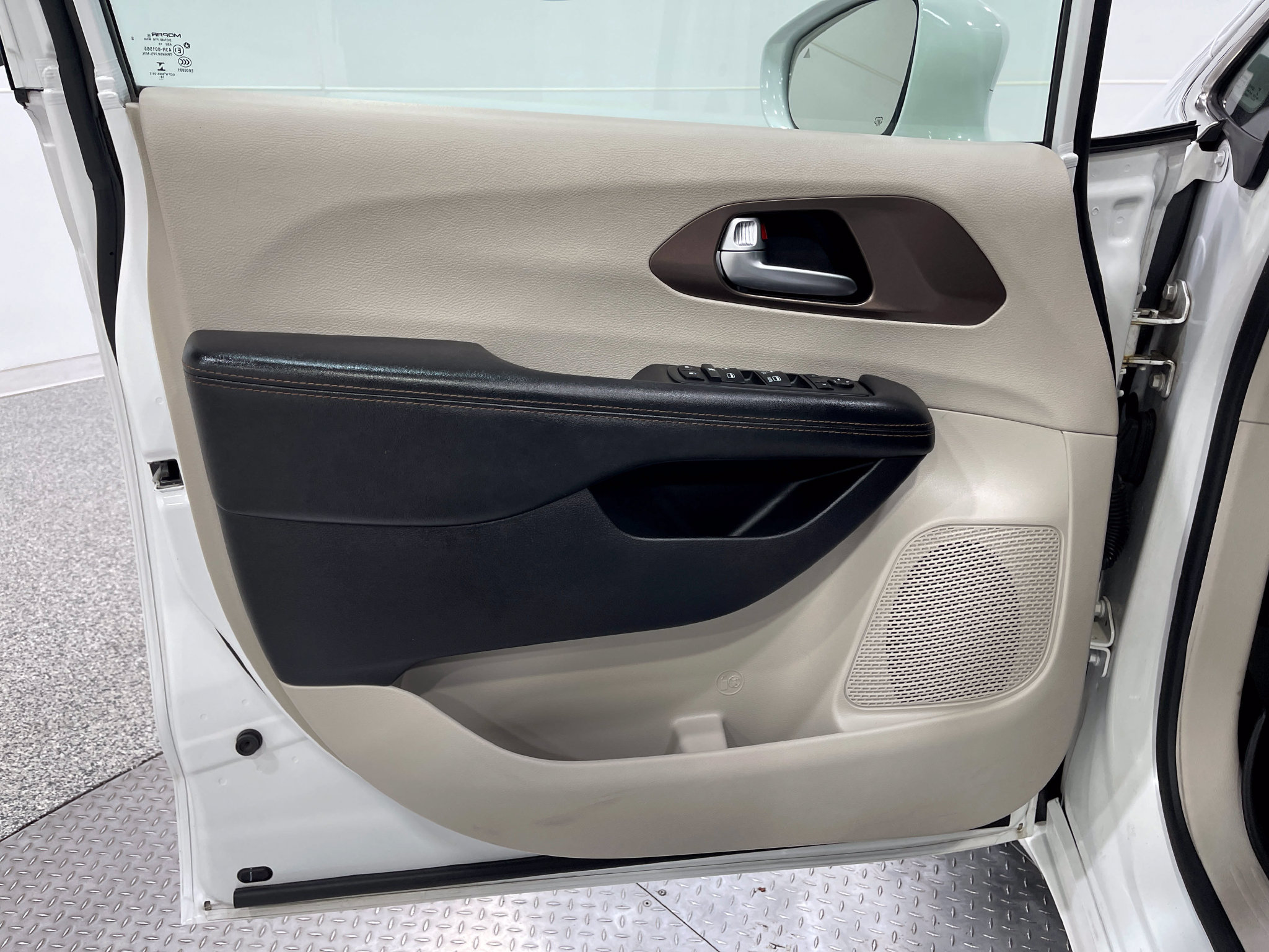Used 2019 Chrysler Pacifica Touring-L FWD image 13