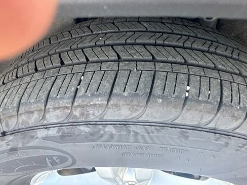 Used 2022 Ford Explorer XLT w/ Equipment Group 202A AWD/4WD image 6