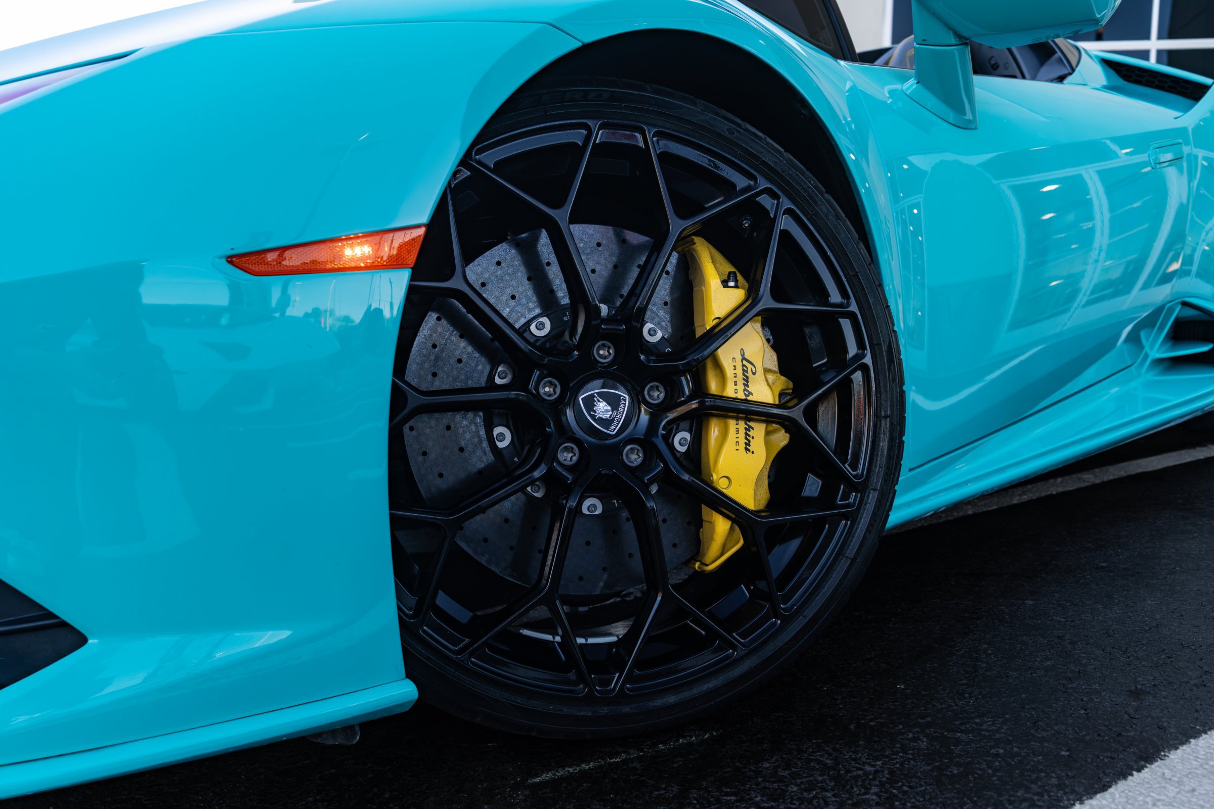 Used 2023 Lamborghini Huracan EVO RWD image 2