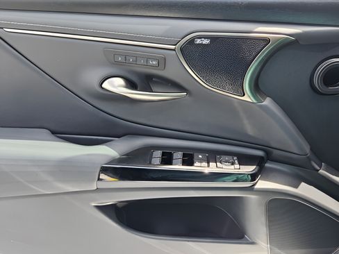 Certified 2022 Lexus ES 350 Ultra Luxury w/ Accessory Package FWD image 13