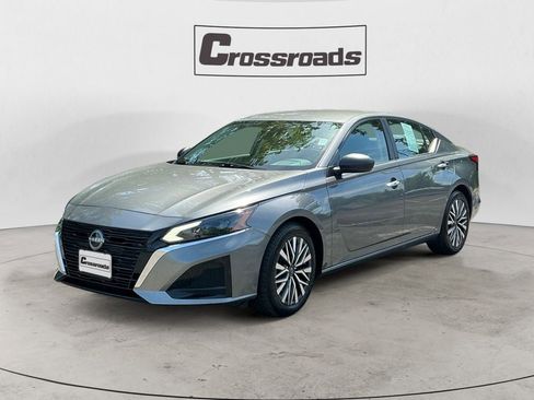 Used 2024 Nissan Altima 2.5 SV FWD image 1