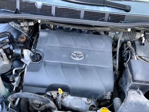 Used 2015 Toyota Sienna LE AWD/4WD image 31
