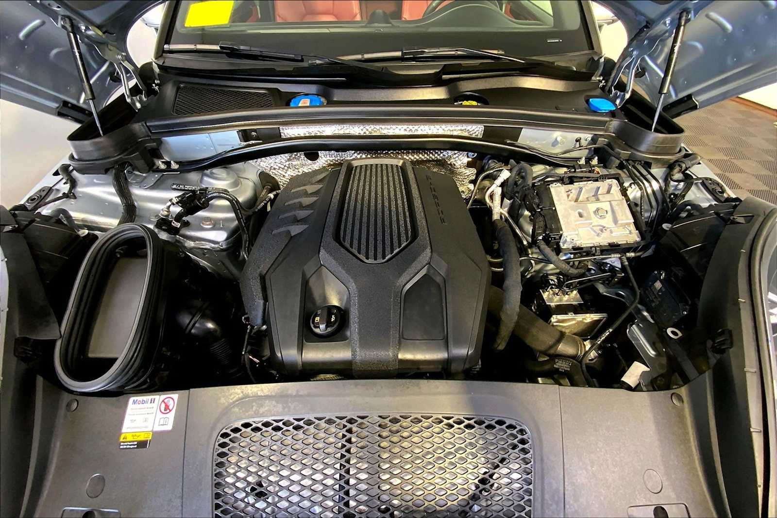Certified 2023 Porsche Macan AWD/4WD image 32
