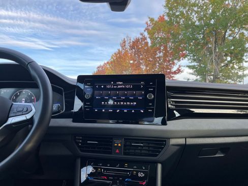 Used 2025 Volkswagen Jetta SE image 21