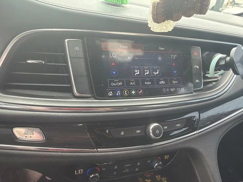 Used 2022 Buick Enclave Essence FWD image 4