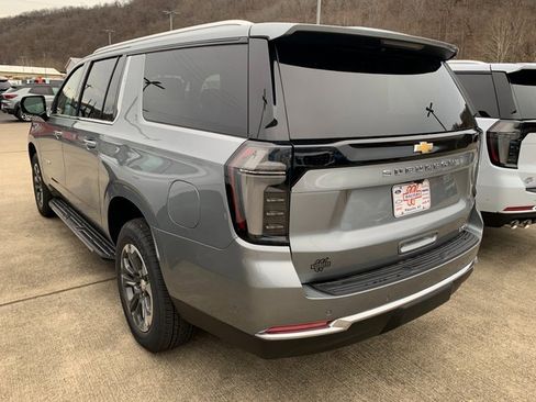 New 2026 Chevrolet Suburban LT image 3