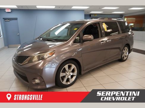 Used 2013 Toyota Sienna SE FWD image 1