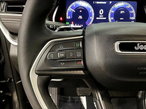 Used 2025 Jeep Grand Cherokee Laredo X w/ Luxury Tech Group I image 11