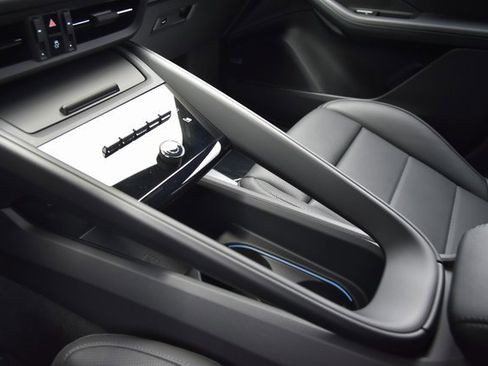 Certified 2025 Porsche Macan 4S Electric image 31