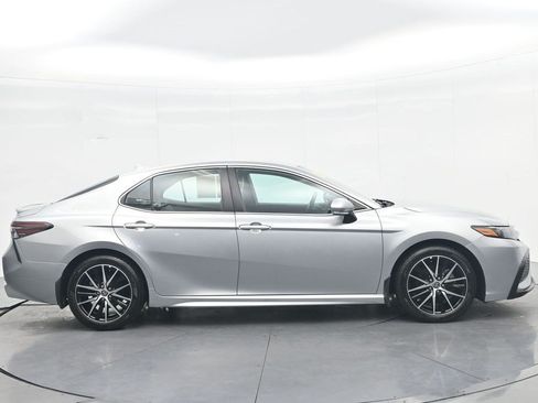 Used 2022 Toyota Camry SE FWD image 4
