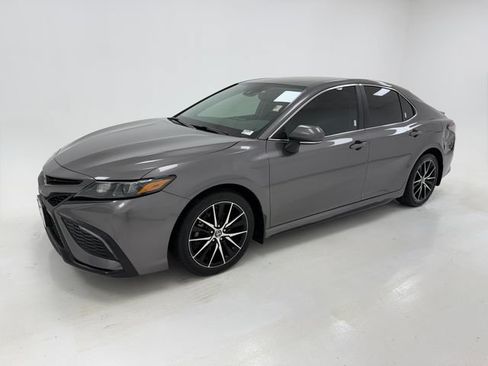 Used 2023 Toyota Camry SE FWD image 5