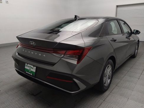 Used 2025 Hyundai Elantra SE FWD image 9