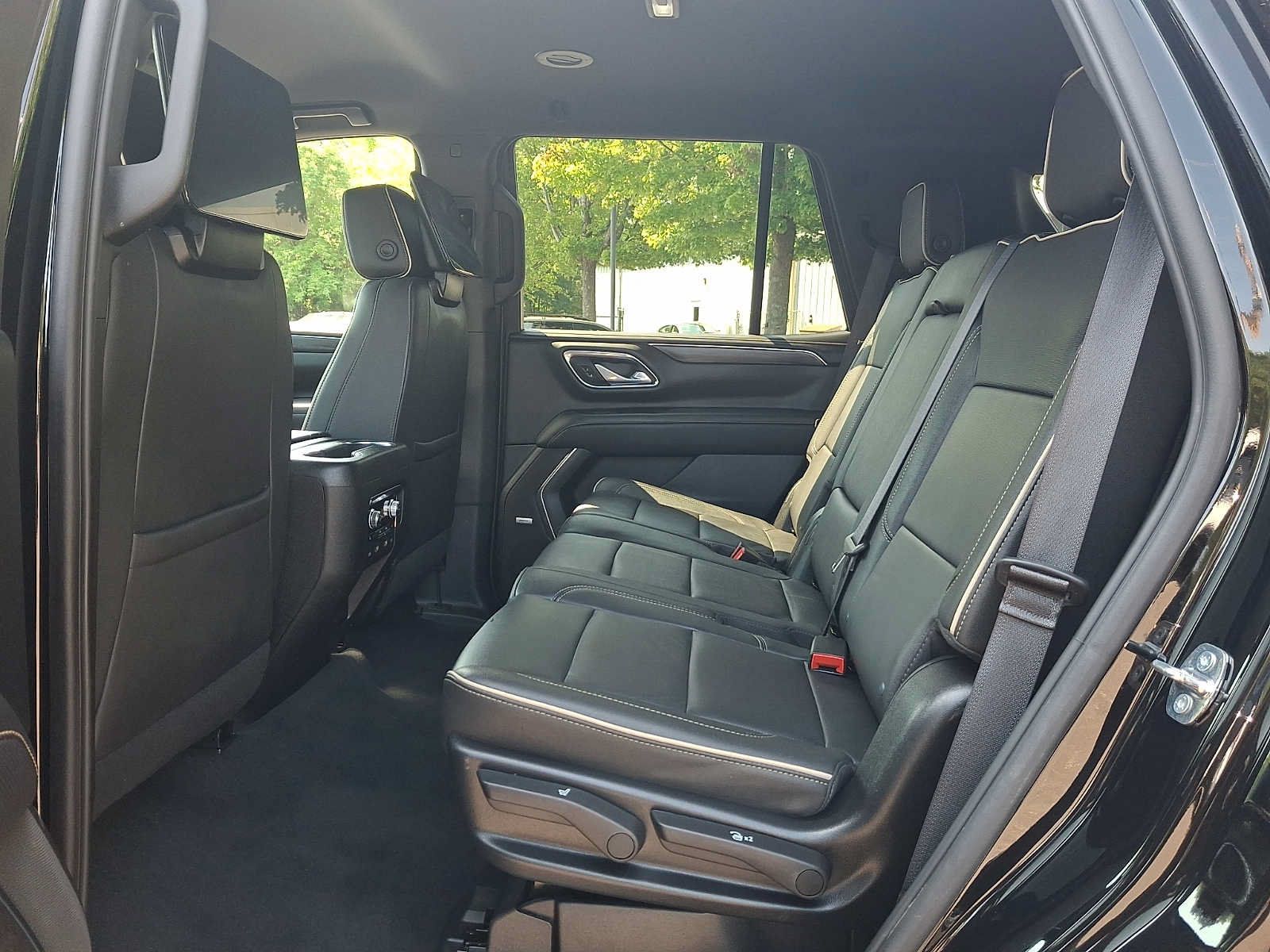 Used 2024 GMC Yukon SLT w/ SLT Luxury Package AWD/4WD image 12