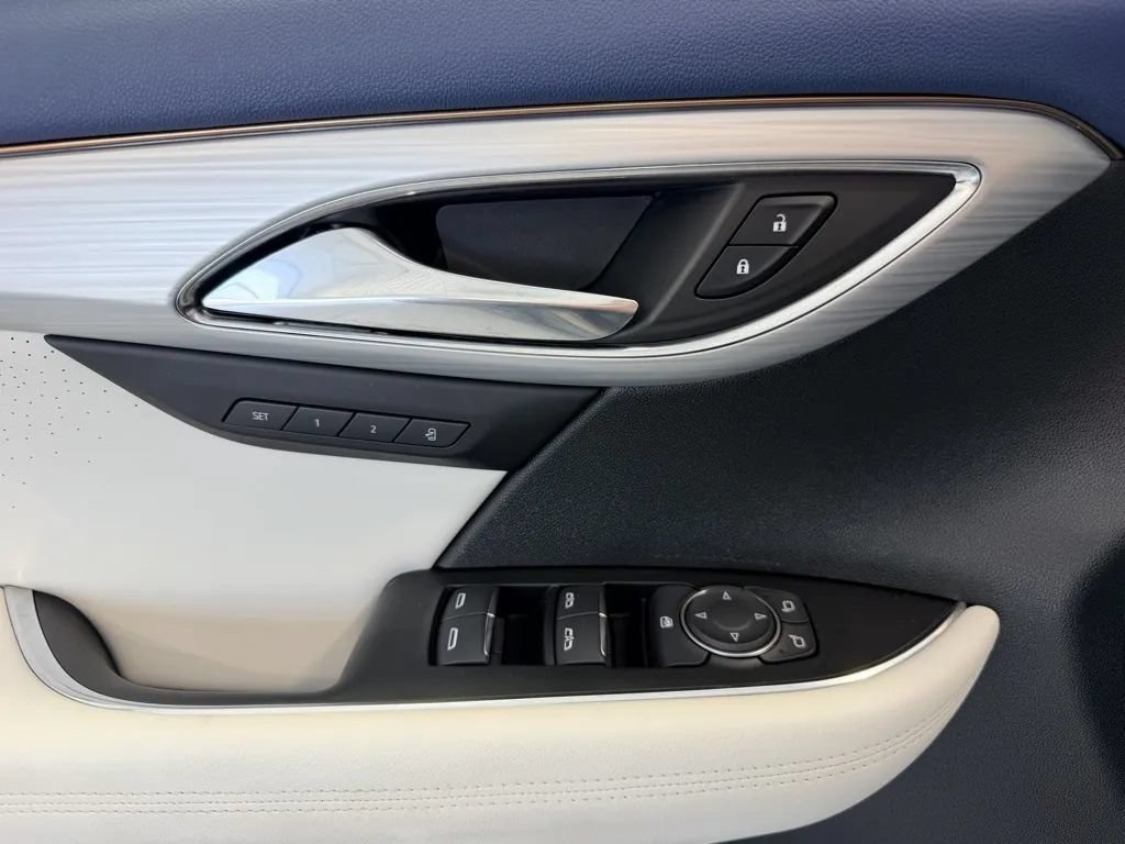 Used 2025 Buick Envision Avenir AWD/4WD image 31