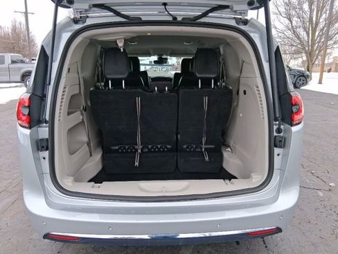 Used 2024 Chrysler Pacifica Touring-L image 5