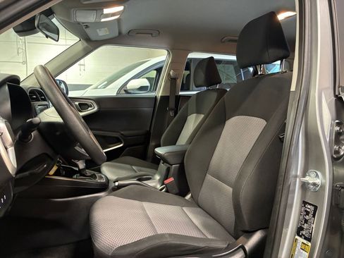 Used 2025 Kia Soul LX w/ LX Technology Package image 34