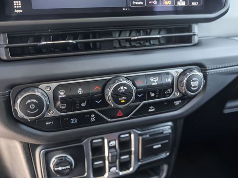 Used 2025 Jeep Wrangler Unlimited Sahara image 19