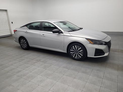 Used 2024 Nissan Altima 2.5 SV FWD image 11