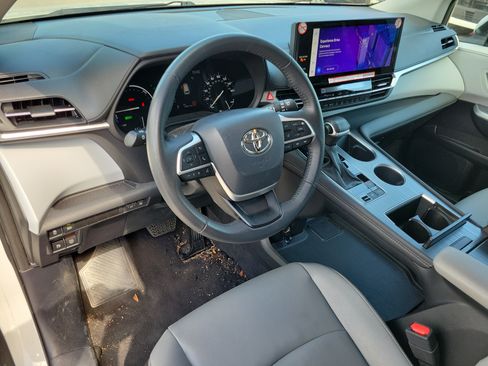 Used 2025 Toyota Sienna XLE FWD image 12