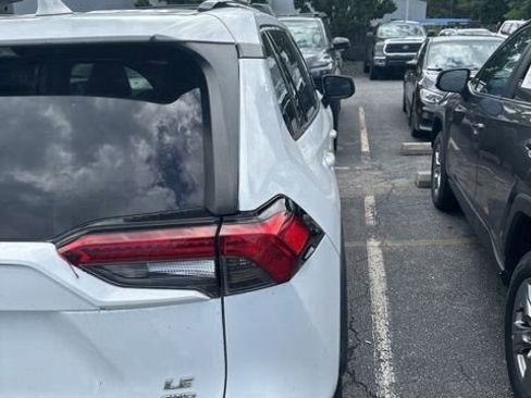 Used 2021 Toyota RAV4 LE AWD/4WD image 5