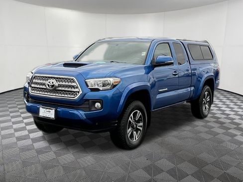 Used 2016 Toyota Tacoma TRD Sport w/ Towing Package image 3