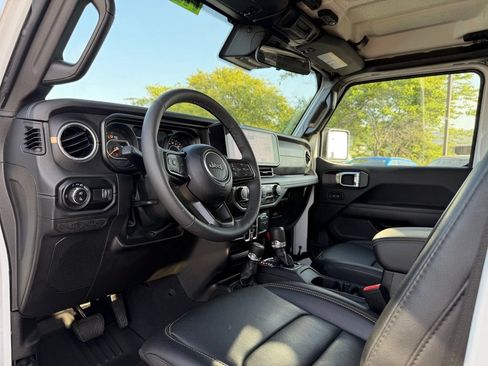 Used 2025 Jeep Gladiator Sport AWD/4WD image 9