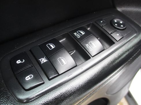 Used 2018 Jeep Grand Cherokee Limited image 13