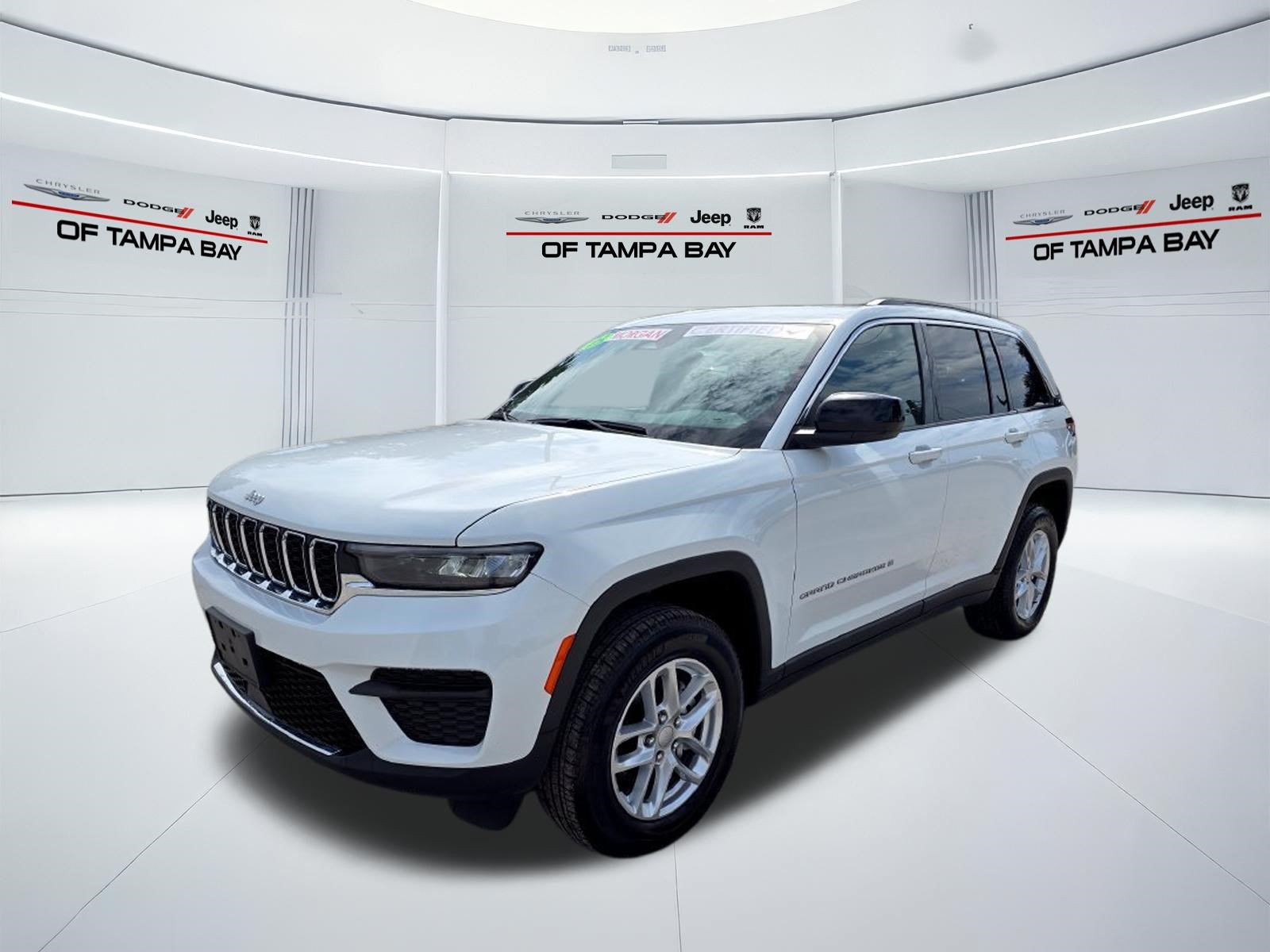 Used 2025 Jeep Grand Cherokee Laredo X w/ Luxury Tech Group I AWD/4WD image 2