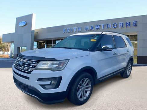 Used 2017 Ford Explorer XLT FWD image 3