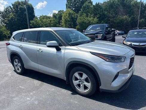 Used 2021 Toyota Highlander LE AWD/4WD image 2
