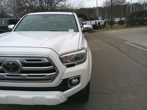 Used 2018 Toyota Tacoma Limited image 6