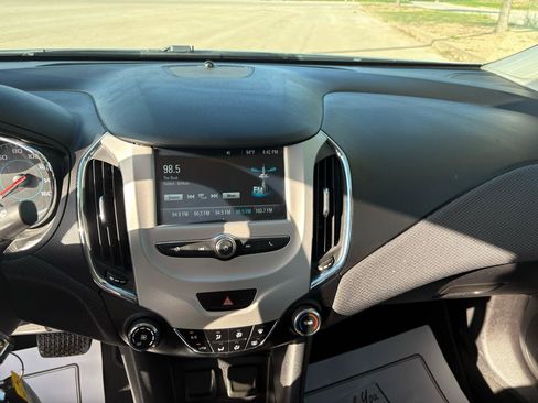 Used 2017 Chevrolet Cruze LS FWD image 38