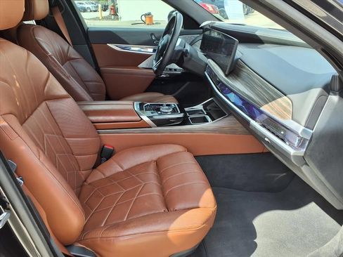 Used 2023 BMW i7 xDrive60 w/ Executive Package 2 AWD/4WD image 9