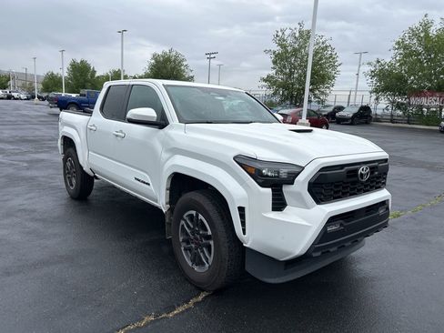 Used 2024 Toyota Tacoma TRD Sport w/ TRD Sport Upgrade Package AWD/4WD image 2
