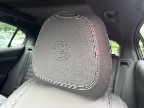 Used 2023 Alfa Romeo Stelvio Veloce AWD/4WD image 33