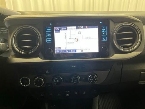 Used 2018 Toyota Tacoma TRD Sport w/ Technology Package image 19