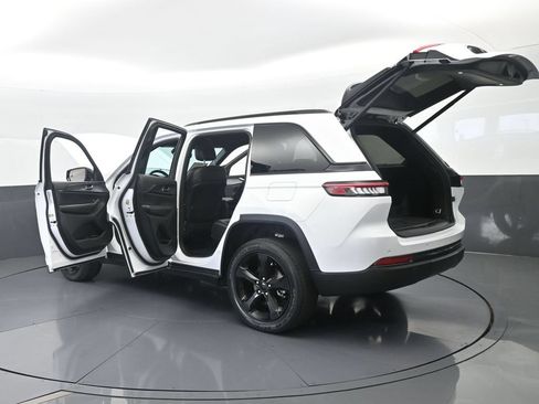 Used 2024 Jeep Grand Cherokee Altitude RWD image 73