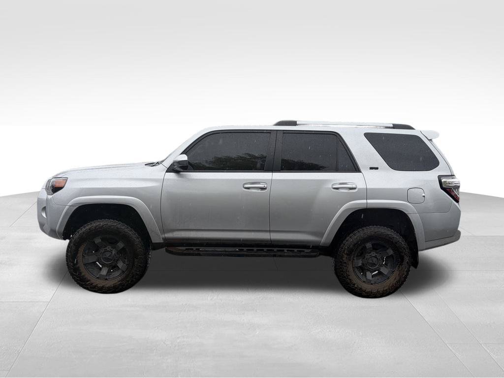 Used 2020 Toyota 4Runner SR5 AWD/4WD image 4