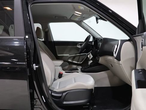 Used 2025 Kia Soul LX w/ LX Technology Package FWD image 33