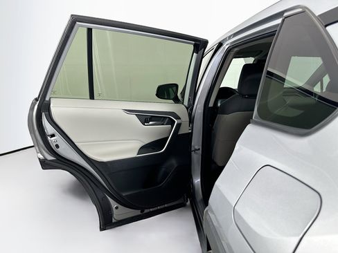 Used 2020 Toyota RAV4 XLE w/ Carpet Mat Package image 25