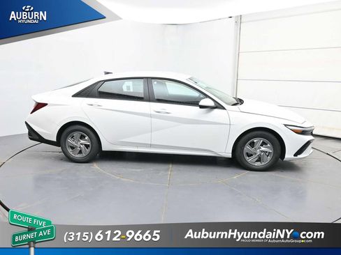 New 2026 Hyundai Elantra SE FWD image 15