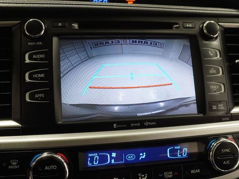 Used 2019 Toyota Highlander SE FWD image 16