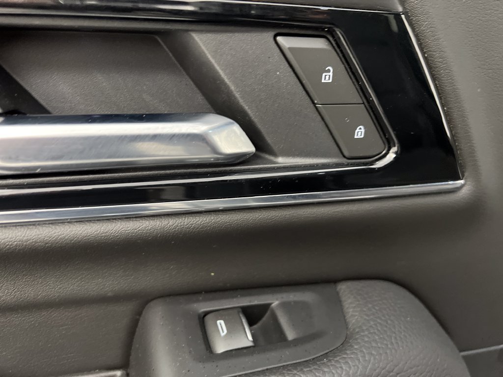 Used 2025 GMC Yukon XL Denali RWD image 21