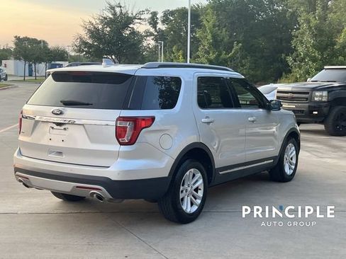 Used 2017 Ford Explorer XLT w/ Equipment Group 201A FWD image 11