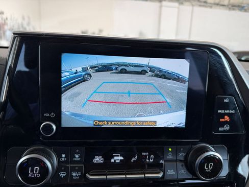 Used 2025 Toyota Highlander LE image 17