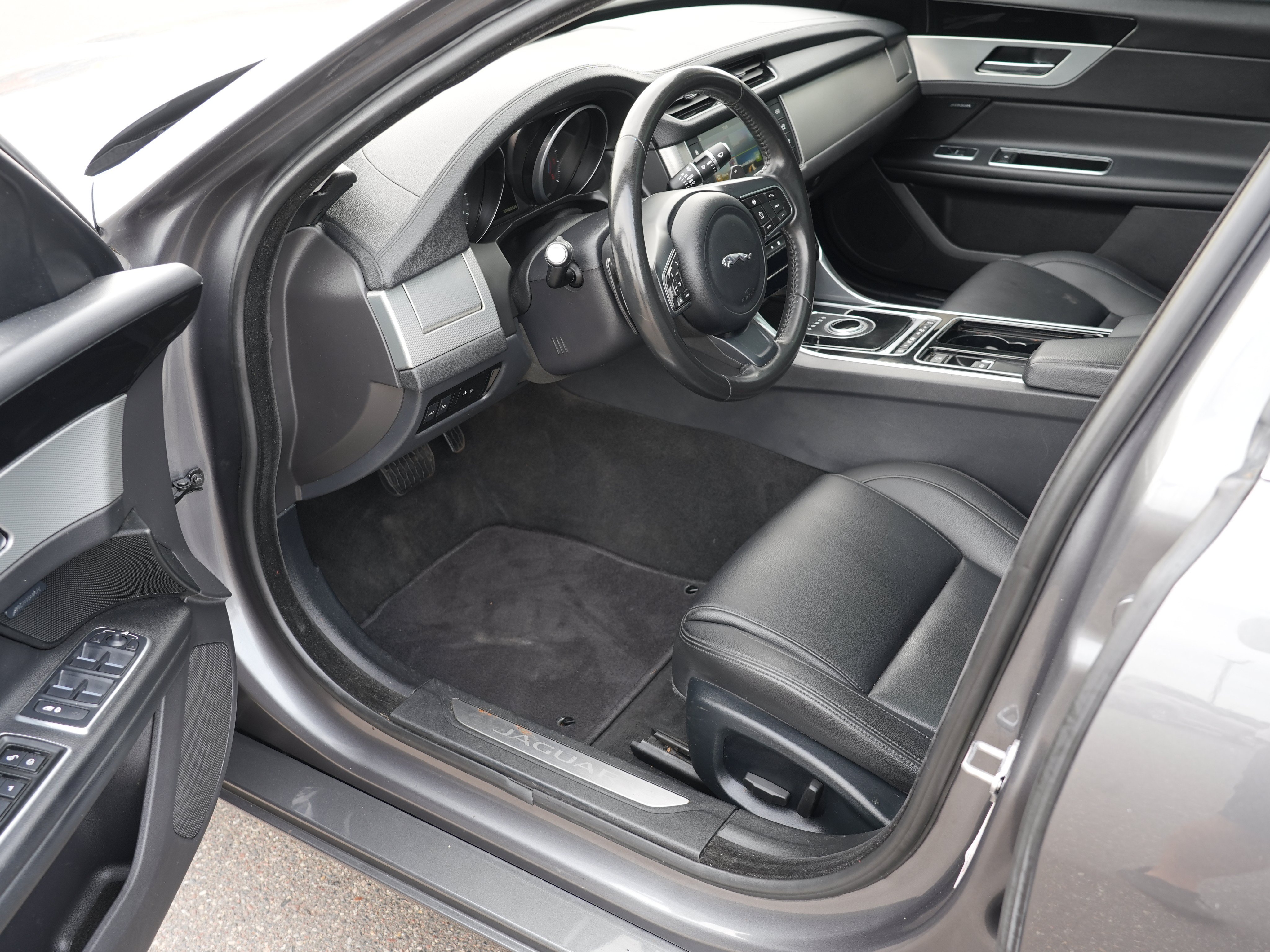 Used 2018 Jaguar XF Premium AWD/4WD image 13