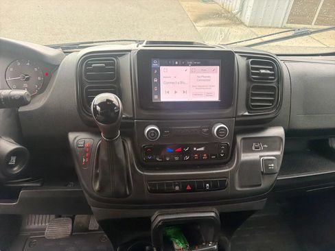 Used 2025 RAM ProMaster 2500 w/ Convenience Group FWD image 12