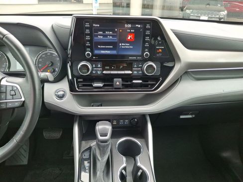 Used 2022 Toyota Highlander LE AWD/4WD image 11