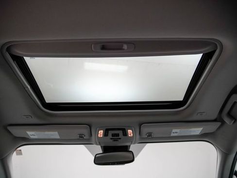 Used 2025 Toyota Sienna XLE FWD image 3